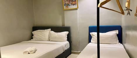Triple Room | In-room safe, desk, free WiFi, bed sheets