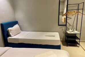Een kluis op de kamer, een bureau, gratis wifi, beddengoed