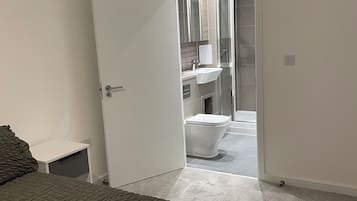 2 habitaciones, tabla de planchar con plancha, wifi y ropa de cama