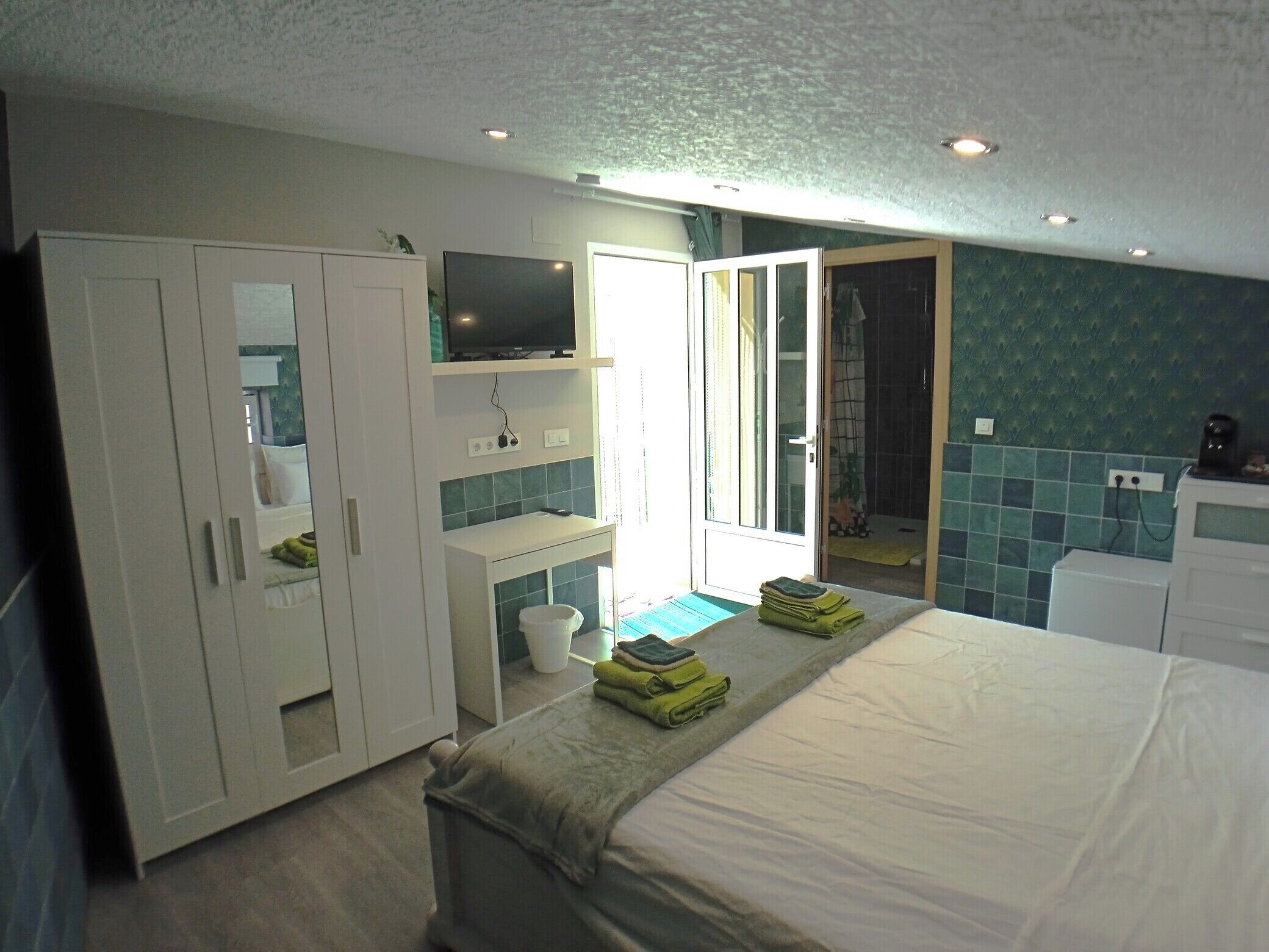 2 عدّة غرف نوم وواي فاي مجانًا وملاءات أسرّة