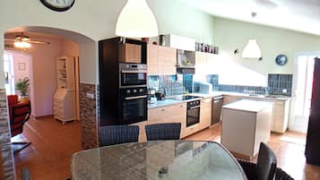 House | Private kitchen | Fridge, microwave, oven, stovetop