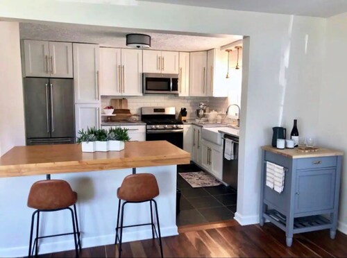 Caitlin's Cottage - Peaceful 2BR Retreat in North Marion