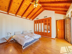 6 bedrooms, iron/ironing board, free WiFi, bed sheets