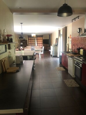 Mikrobølgeovn, ovn, kokeplater og oppvaskmaskin