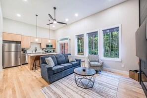 Smart-TV, Kamin, Bücher