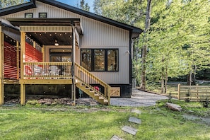Exterior - Woodside Retreat-A: Modern Home (Scottsville)