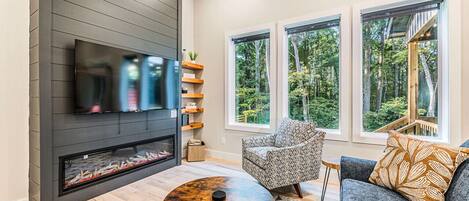 Smart-TV, Kamin, Bücher