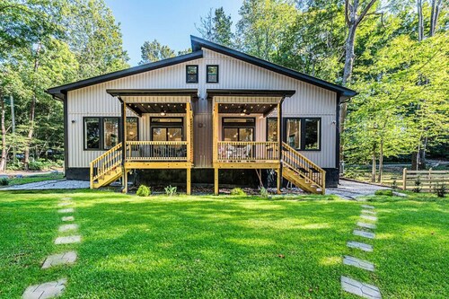 Woodside Retreat-A: Modern Home