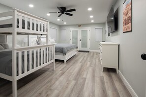 1 chambre, bureau, fer et planche à repasser, lit parapluie