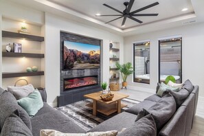 Smart TV - ATV Friendly, 14 Guests, Hot tub, Hurricane UT (Hurricane)