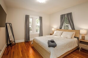 3 bedrooms, iron/ironing board, WiFi, bed sheets - Ideal Ardmore Location;Game Room;Hot Tub;BoHo Chic (Winston-Salem)