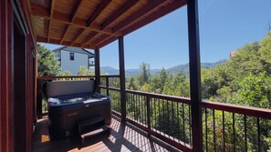 Outdoor spa tub - BRAND NEW! True Log Cabin! Mountain Views, Hot Tub, Game Room, 4bdr, sleeps 12. (Gatlinburg)