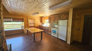Fridge, oven, stovetop, cookware/dishes/utensils - Camp Jackson Lodge Getaway (San Juan County)