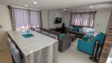 Suite, balcón | Comedor