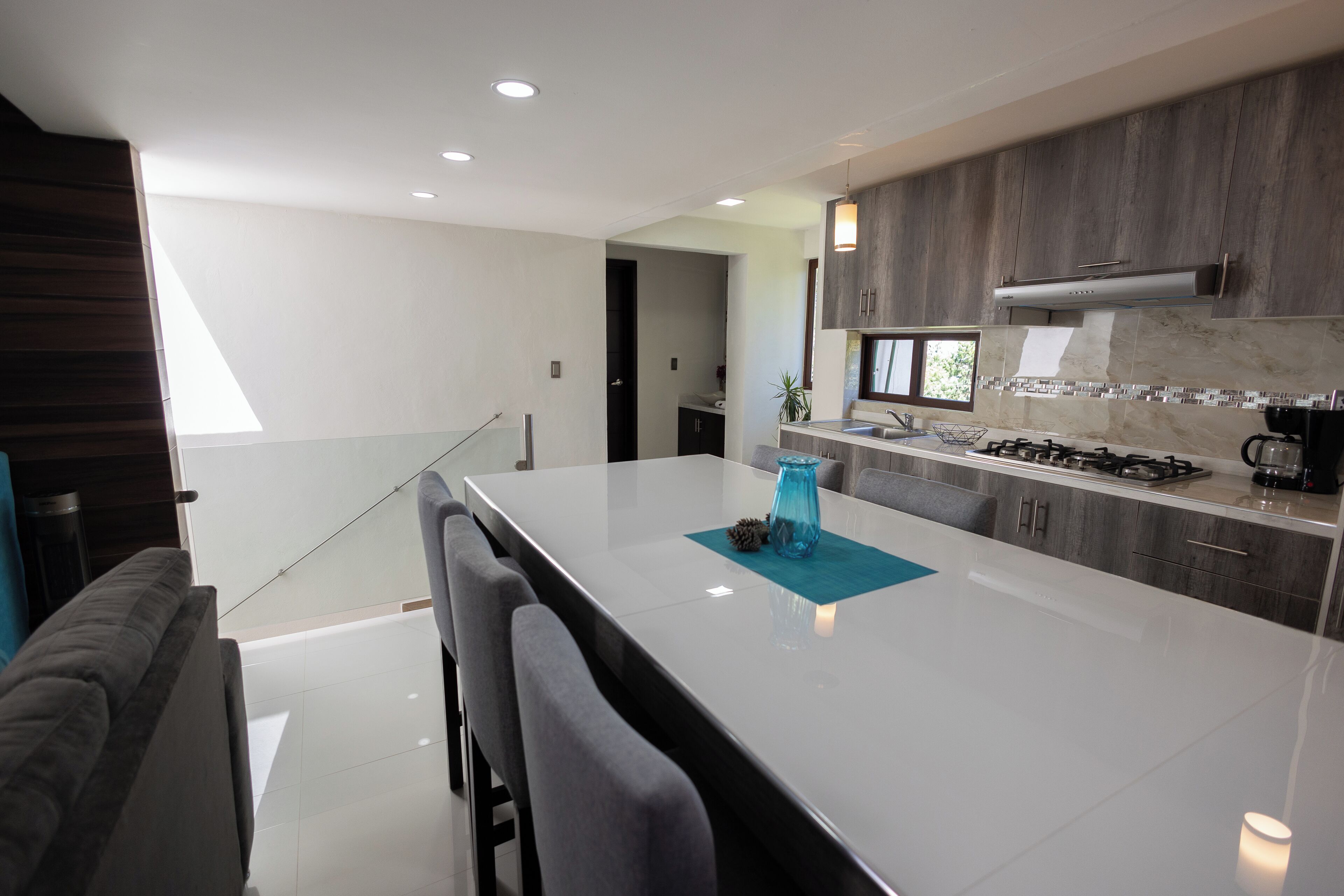 Suite, balcón | Cocineta privada | Cafetera y tetera 