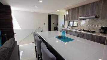 Suite, balcón | Cocineta privada | Cafetera y tetera