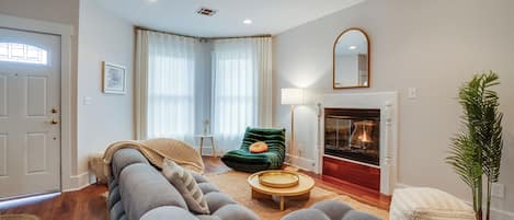 Smart TV, fireplace