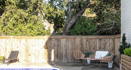 Porter #6 - Perfect location with Pool & Golf Cart! - near Beach and Downtown!!