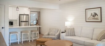 2BR w/ POOL & GOLF CART! Perfect location near the Beach and Downtown! Porter #6