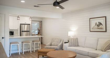 2BR w/ POOL & GOLF CART! Perfect location near the Beach and Downtown! Porter #6