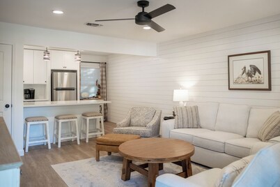 2BR w/ POOL & GOLF CART! Perfect location near the Beach and Downtown! Porter #6