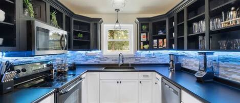 Køleskab, mikrobølgeovn, ovn, kogeplade