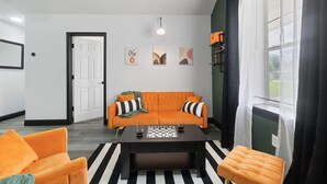 Ein Wohnzimmer mit einer Couch, einem Couchtisch und einem Schachbrett.
