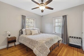 2 bedrooms, iron/ironing board, WiFi, bed sheets - Yellow Door Cottage 2 Bedroom SoBro Bungalow (Indianapolis)