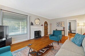 Living area - Yellow Door Cottage 2 Bedroom SoBro Bungalow (Indianapolis)