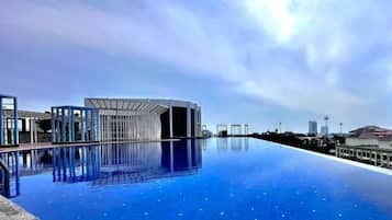 Ein modernes Gebäude mit einem spiegelnden Pool davor.