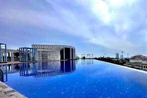 Een modern gebouw met een reflecterend zwembad ervoor.