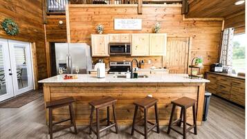 Kylskåp, mikrovågsugn, ugn och spishäll