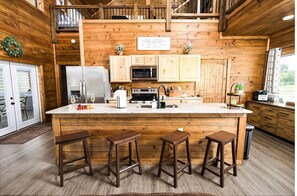 Fridge, microwave, oven, stovetop - This cabin is a 3 bedroom(s), 3.5 bathrooms, located in Broken Bow, OK. (Broken Bow)