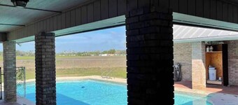 Spacious 5-bedroom country house in lovely Harlingen with AC, Pool, & WiFi.