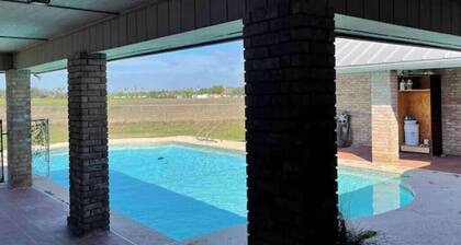 Spacious 5-bedroom country house in lovely Harlingen with AC, Pool, & WiFi.