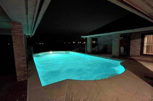 Spacious 5-bedroom country house in lovely Harlingen with AC, Pool, & WiFi.