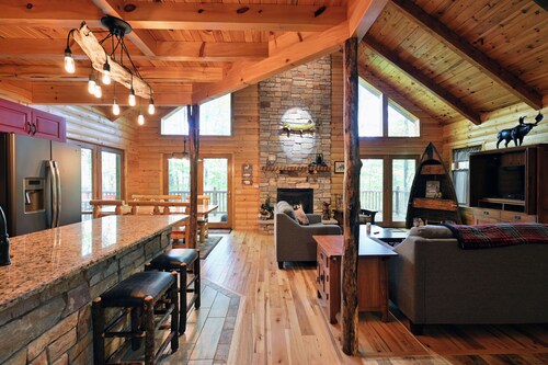 Muskie Ridge- beautiful and rustic 3 bedroom cabin near the Chippewa Flowage.