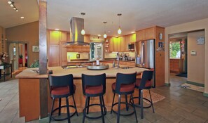 Coffee/tea maker, fridge, microwave, oven - Canal O'Neal, Gathering Place on the Hood Canal in Belfair, WA (Mason County)