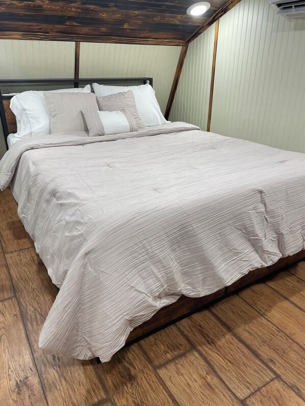 1 dormitorio, tabla de planchar con plancha, wifi y ropa de cama