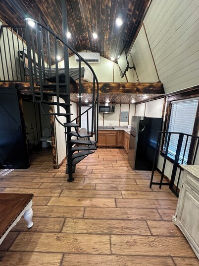 Charming barn with 1 bedroom and AC, WiFi in beautiful Brookhaven