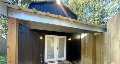 Charming barn with 1 bedroom and AC, WiFi in beautiful Brookhaven