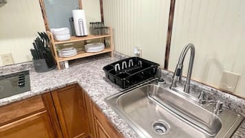 Refrigerador, microondas, parrilla de estufa y cafetera y tetera