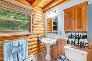 Een douche, een haardroger, handdoeken, zeep