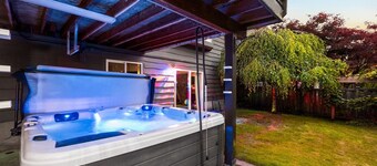 Luxury Country Style Home - W -.•+Hottub And Gym+•. Pet friendly* *Sleeps 5*