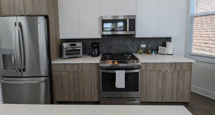 Urban Oasis in Roscoe Village! Pet friendly and family friendly!