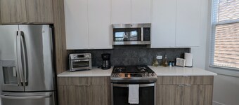 Urban Oasis in Roscoe Village! Pet friendly and family friendly!