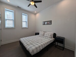 3 bedrooms, desk, iron/ironing board, WiFi - Urban Oasis in Roscoe Village! Pet friendly and family friendly! (Chicago)
