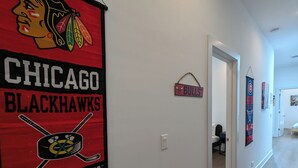 Ein Flur mit einem Chicago Blackhawks Banner, einem Bulls Schild und einer sportlichen Wanddekoration.