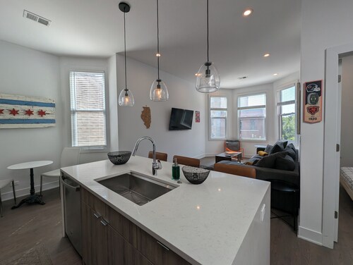 Urban Oasis in Roscoe Village! Pet friendly and family friendly!