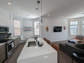 Fridge, microwave, oven, stovetop - Urban Oasis in Roscoe Village! Pet friendly and family friendly! (Chicago)